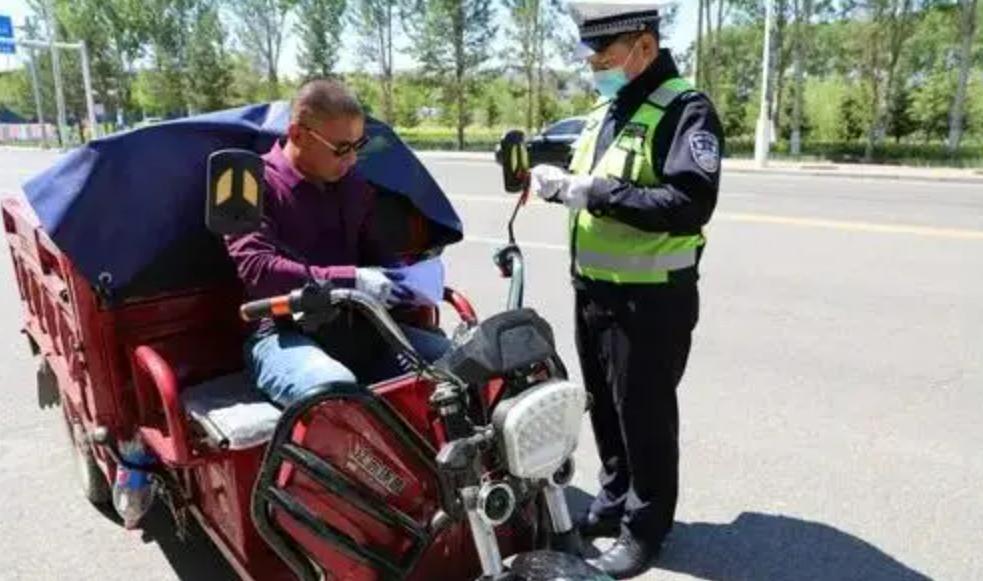 三轮车要戴安全帽吗,三轮车除了行驶证还要什么证