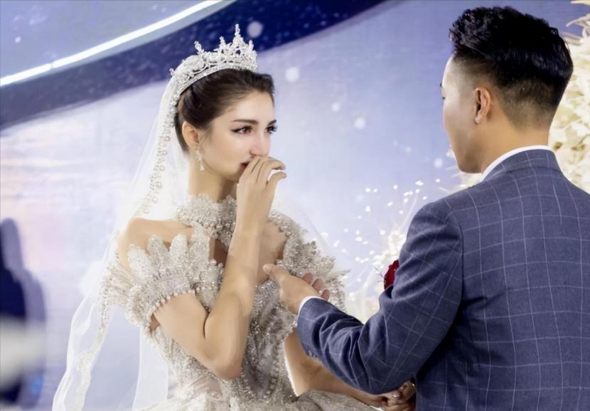 富二代崔凯瑞，娶崇拜毛主席的乌克兰美女，今带丈人一家定居中国