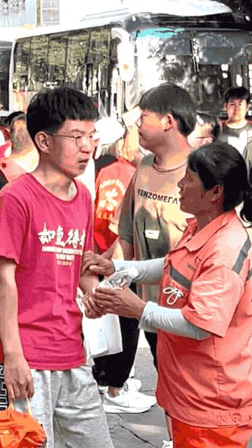 感动全网环卫母子任旭明,感动全网环卫工儿子求助网友的话