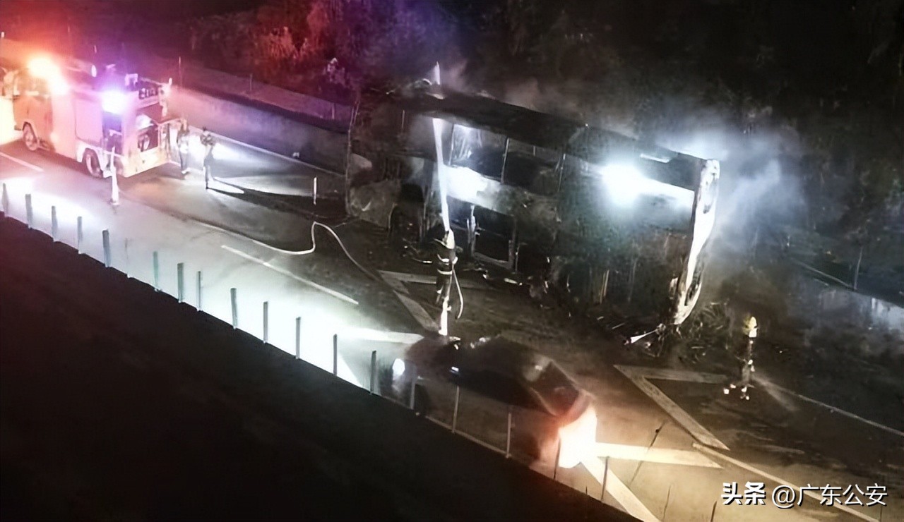 大客车自燃视频最新,大客车起火怎么处理