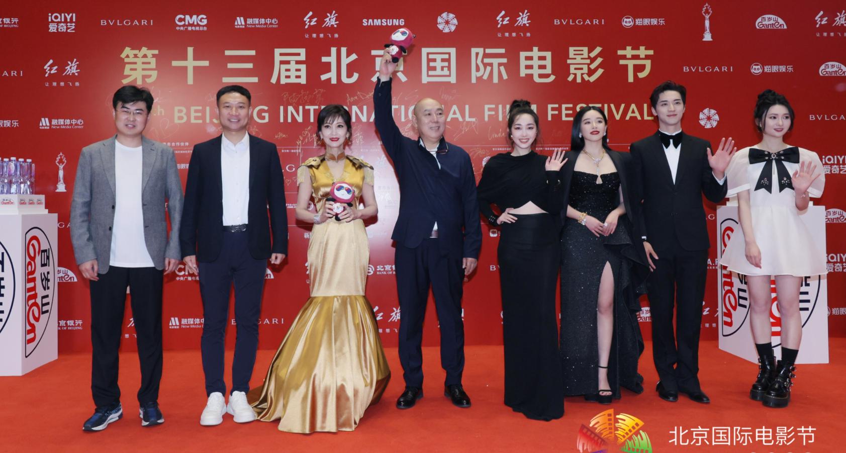 张颂文泪目北影节,北影节开幕式红毯张颂文害羞笑