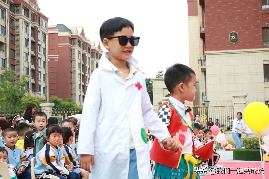 六一幼儿园全班环保t台时装秀,六一儿童节自制环保衣服详细教程