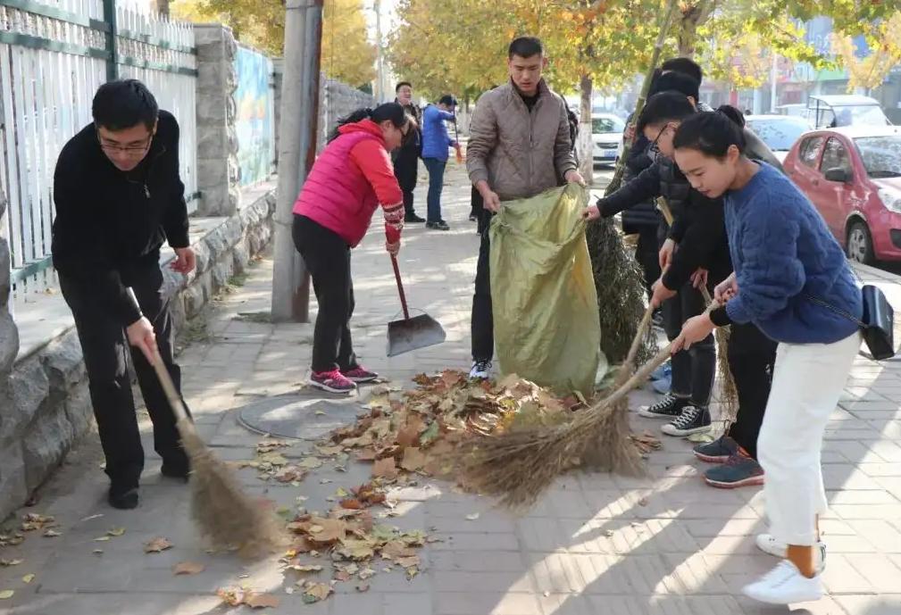 大学生不愿“薅草”，竟拿老师的草药撒气，无知而不自知真可怕