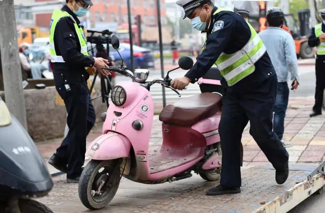 电动三轮车被交警扣了怎么办处理,三轮车暂扣怎么处罚