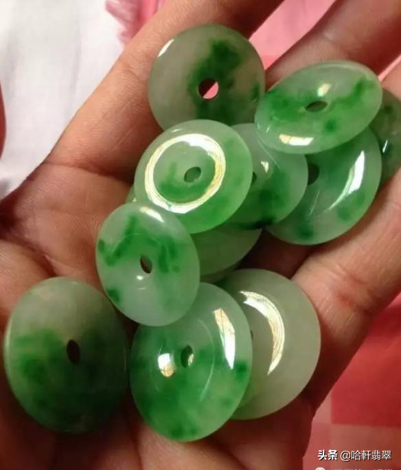 买了翡翠手镯的翠友,7万买的翡翠飘花手镯竟然只值8千