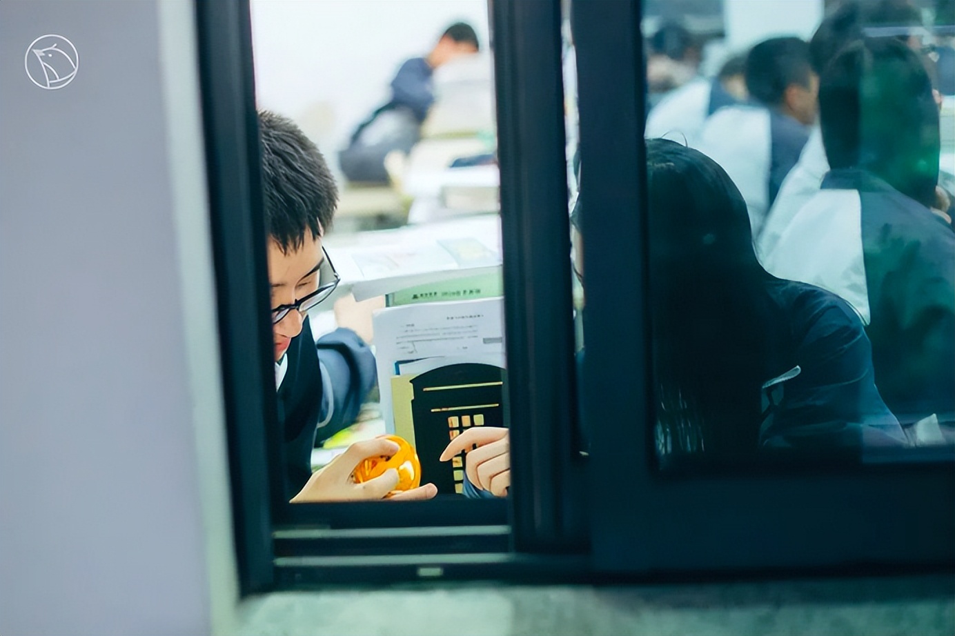 这个校园“*拍偷**狂魔”,拍下了95后的绝版青春