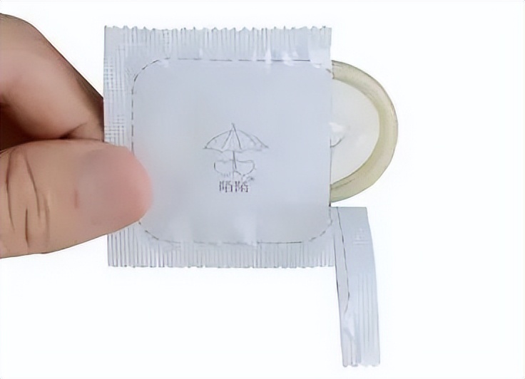 “为什么带了两个避孕套，还会怀孕？”这4点做错，戴了=白戴