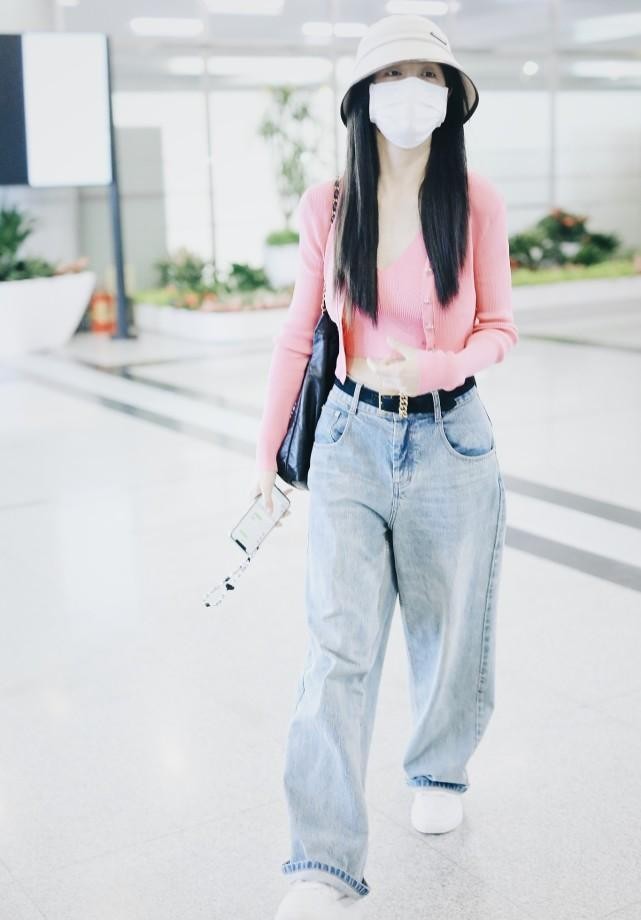 藏蓝色开衫沈梦辰,沈梦辰彩色针织外套开叉现身机场