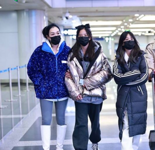 钟丽缇穿运动外套,钟丽缇带女儿和甜馨