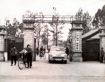 昆明医科大学——崇德、精业、团结、奉献