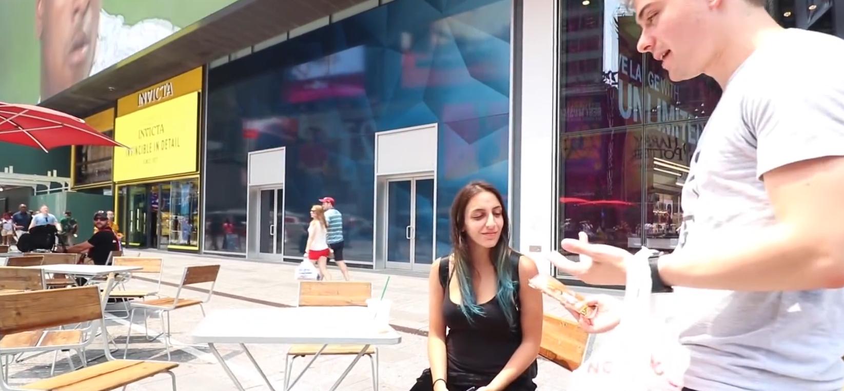 在美国街头第一次吃中国辣条,美国小伙第一次吃中国辣条