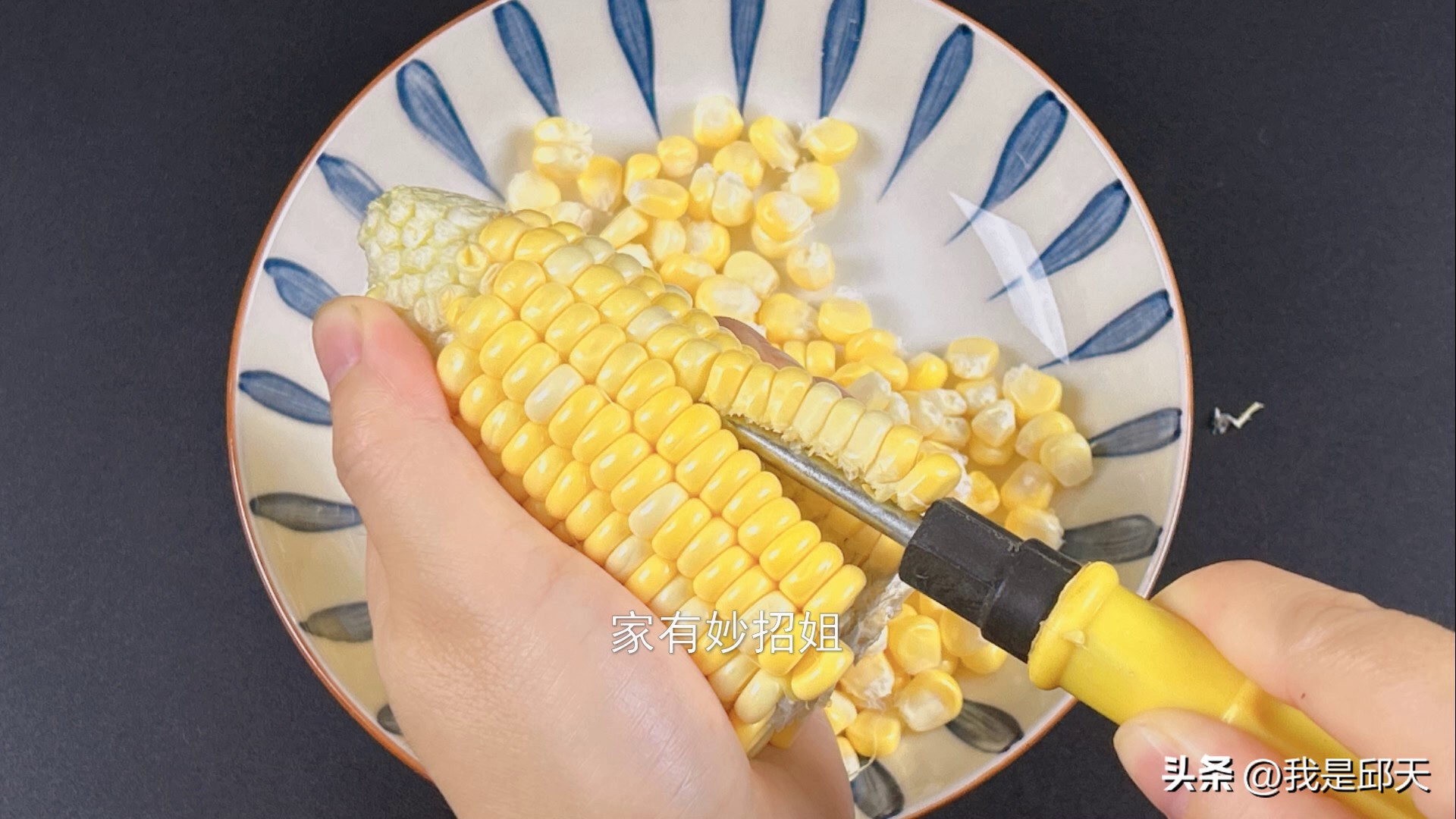 玉米粒怎么剥比较快又好吃,剥玉米粒的方法简单又快