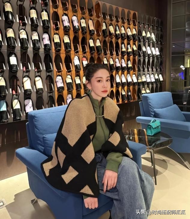 过了五十岁穿三种颜色洋气显白,中年适合穿什么色显瘦