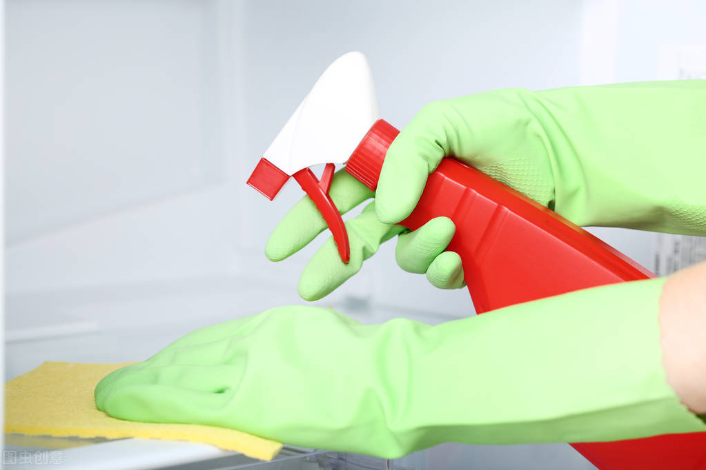 冰箱太脏了怎么洗才干净,冰箱脏了用什么来擦最快方法