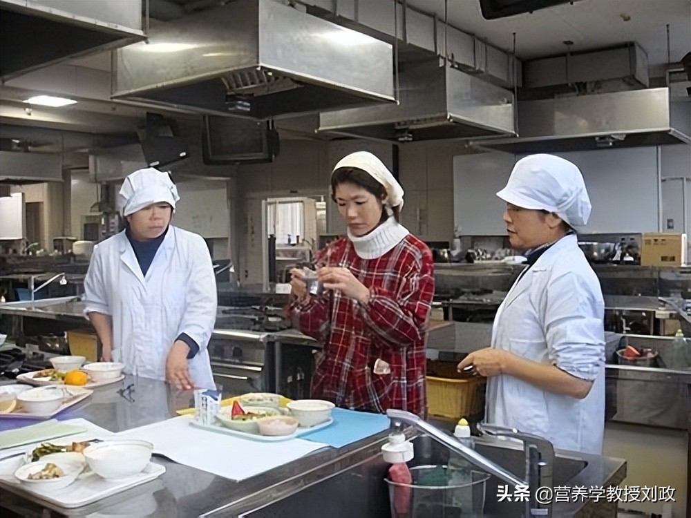 中国学生营养餐与日本的区别,日本给学生的营养餐