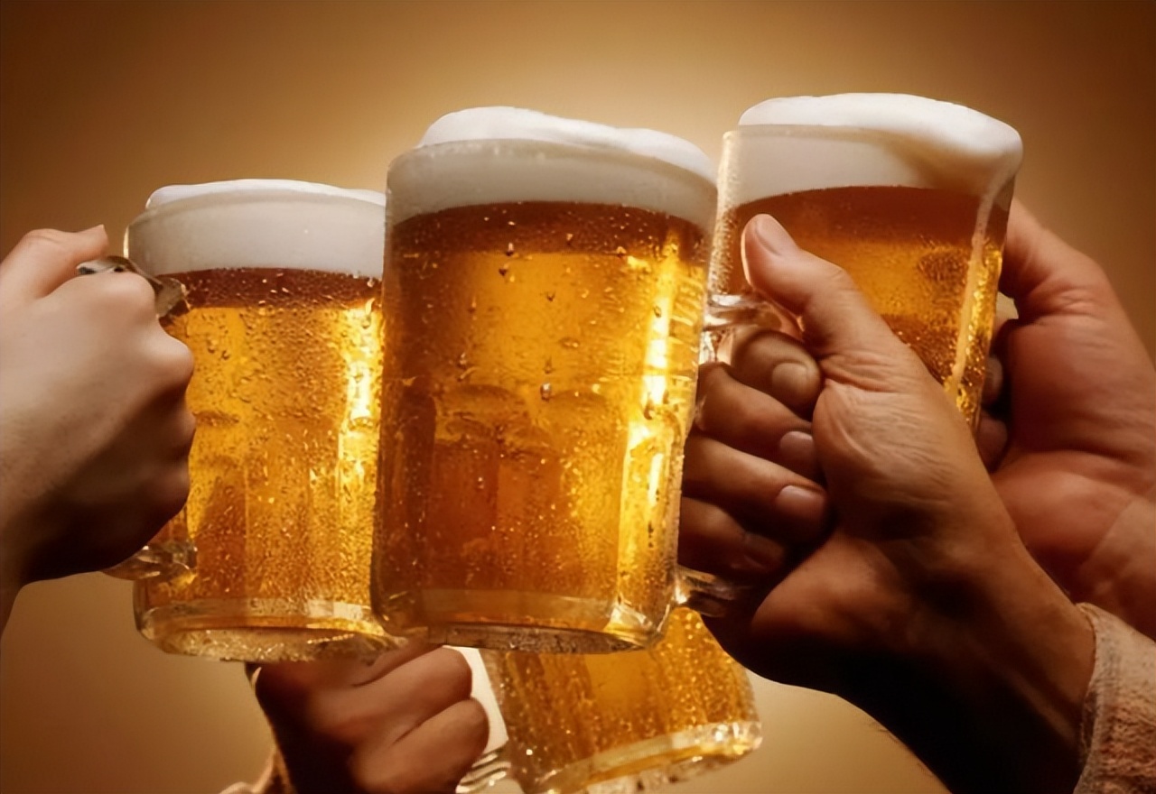 老人适量饮酒有益长寿,适量饮酒或比运动更长寿