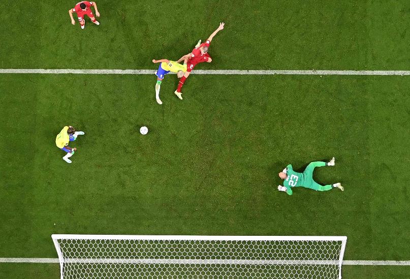 巴西零封塞尔维亚，边后卫不仅防守顶级，更具有进攻作用