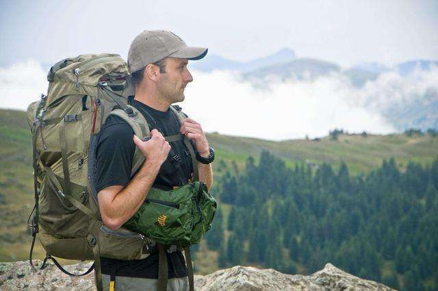 外国人旅游背个大包 (外国人旅游偏爱背包)