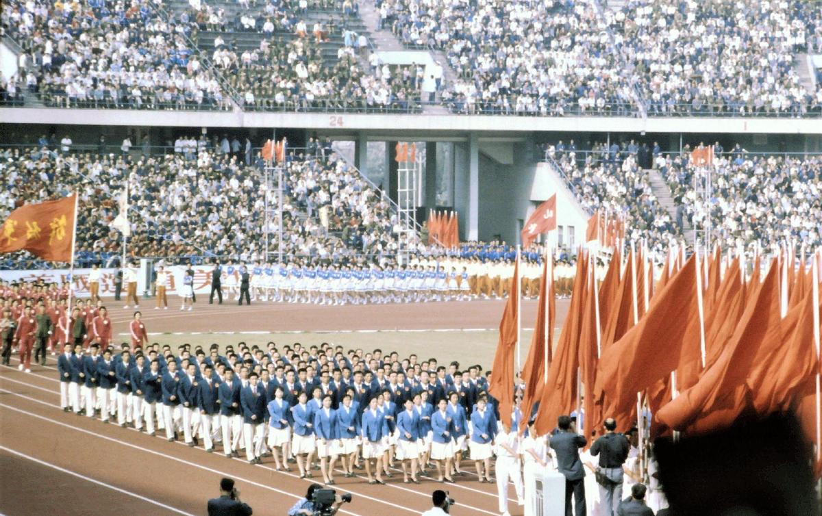 毁三观:旗人格格大腿岔开豪放洗衣,地主三妻四妾不输女明星2