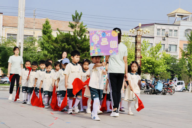 幼儿园亲子运动会主题大手牵小手,小手拉大手运动会