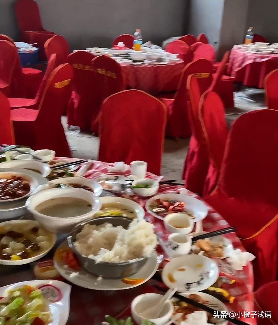 河南婚礼结束后新娘泪别父母,婚礼结束新人吃剩饭剩菜