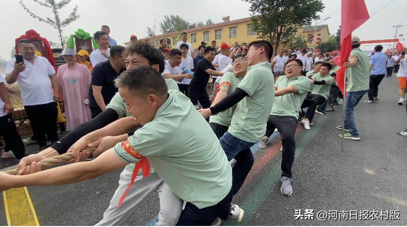 获嘉拔河比赛第一名,获嘉县城关镇千人拔河大赛现场
