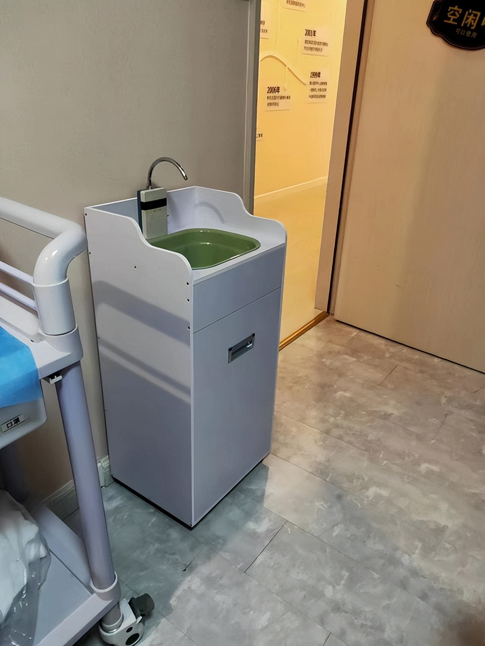 有飞鲲移动洗手台,即使没有进、排水管也能随时随地用水