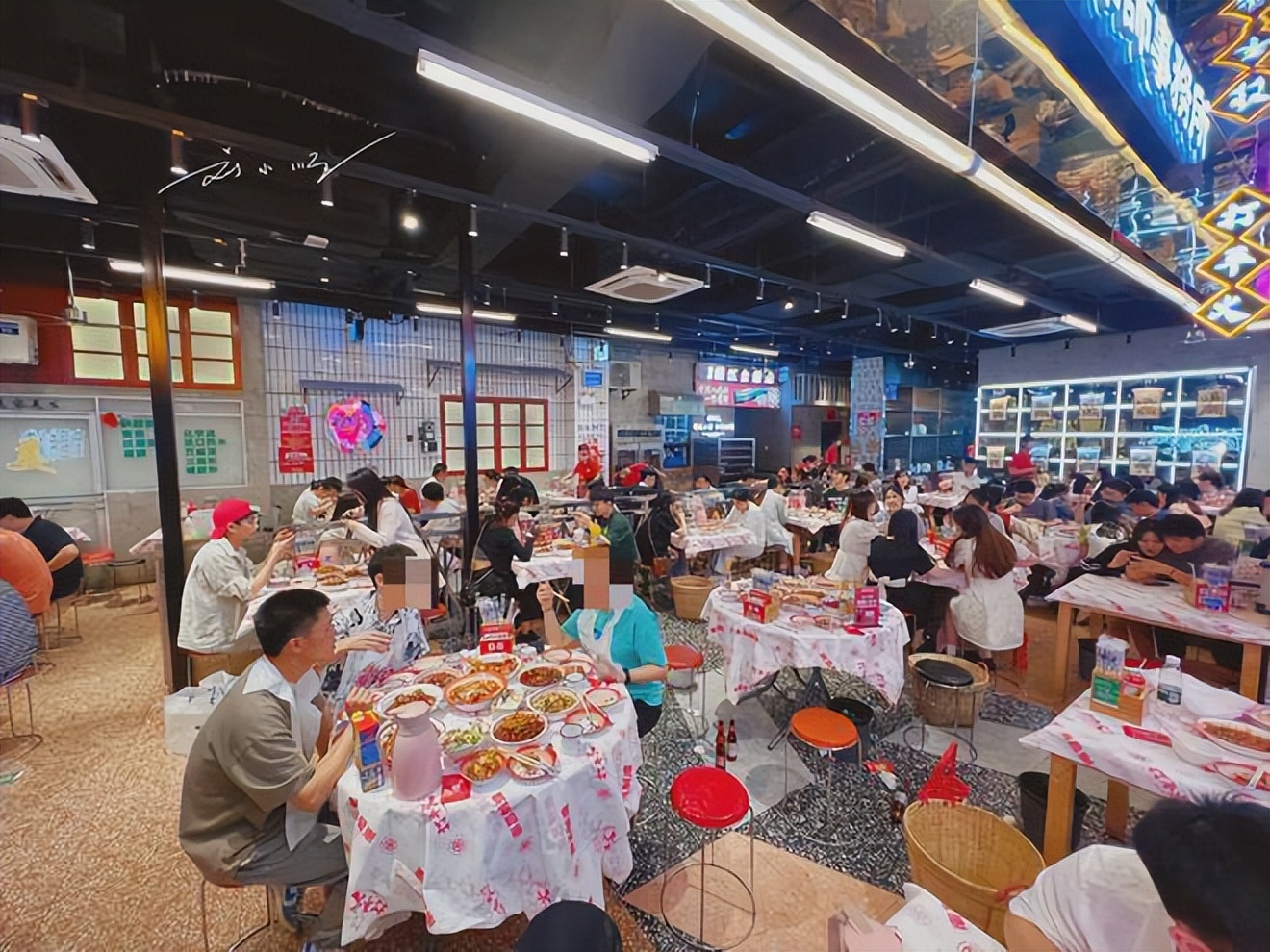 吃南昌美食辣哭的外地网红,网红江西南昌吃辣