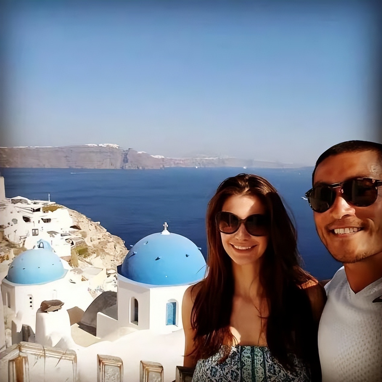 美籍亚医年入320万美金，妻子却飞往世界各地做应召女郎，缺钱？