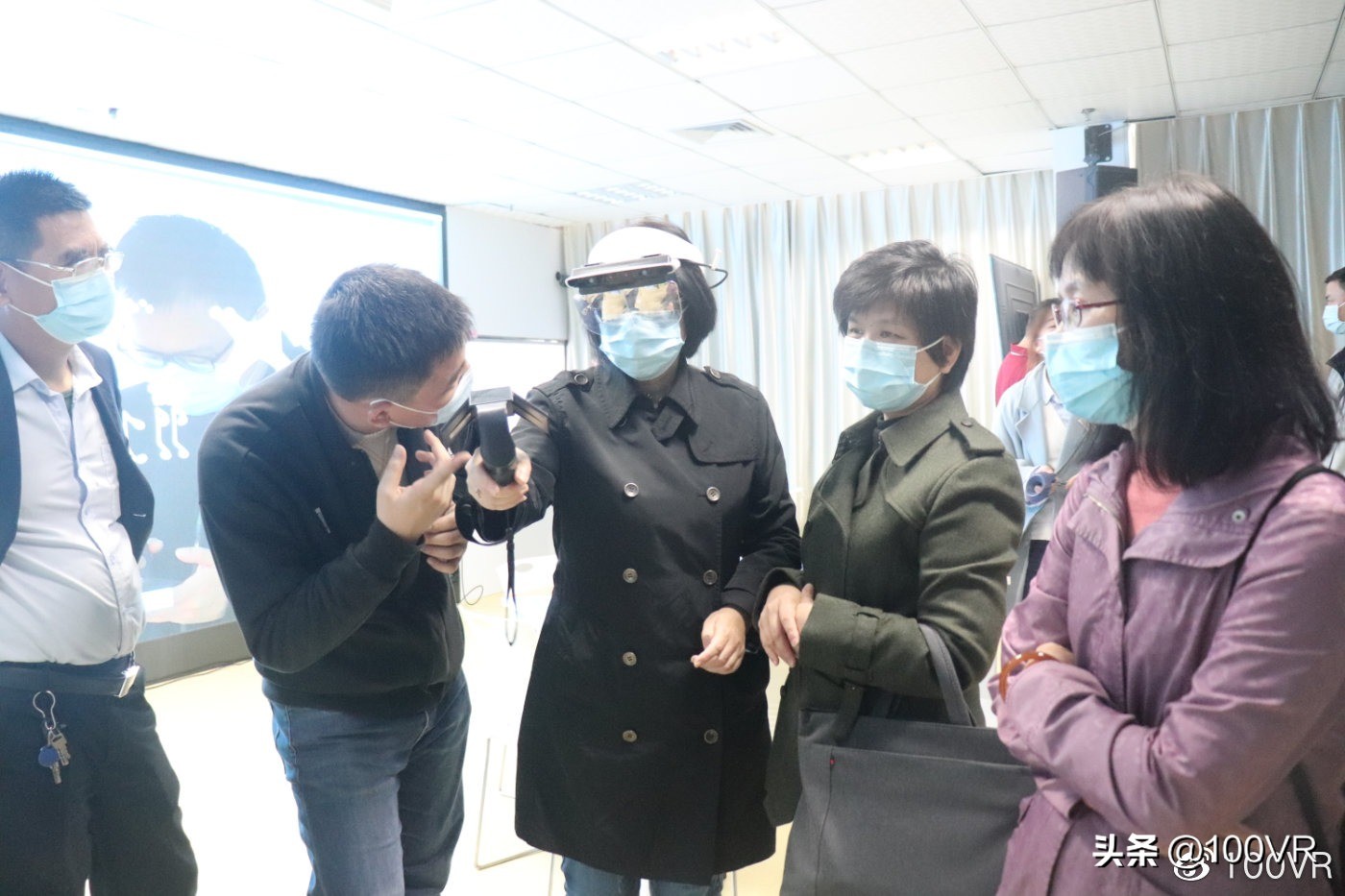 厦门市人社局走进凤凰创壹参观体验元宇宙最新技术