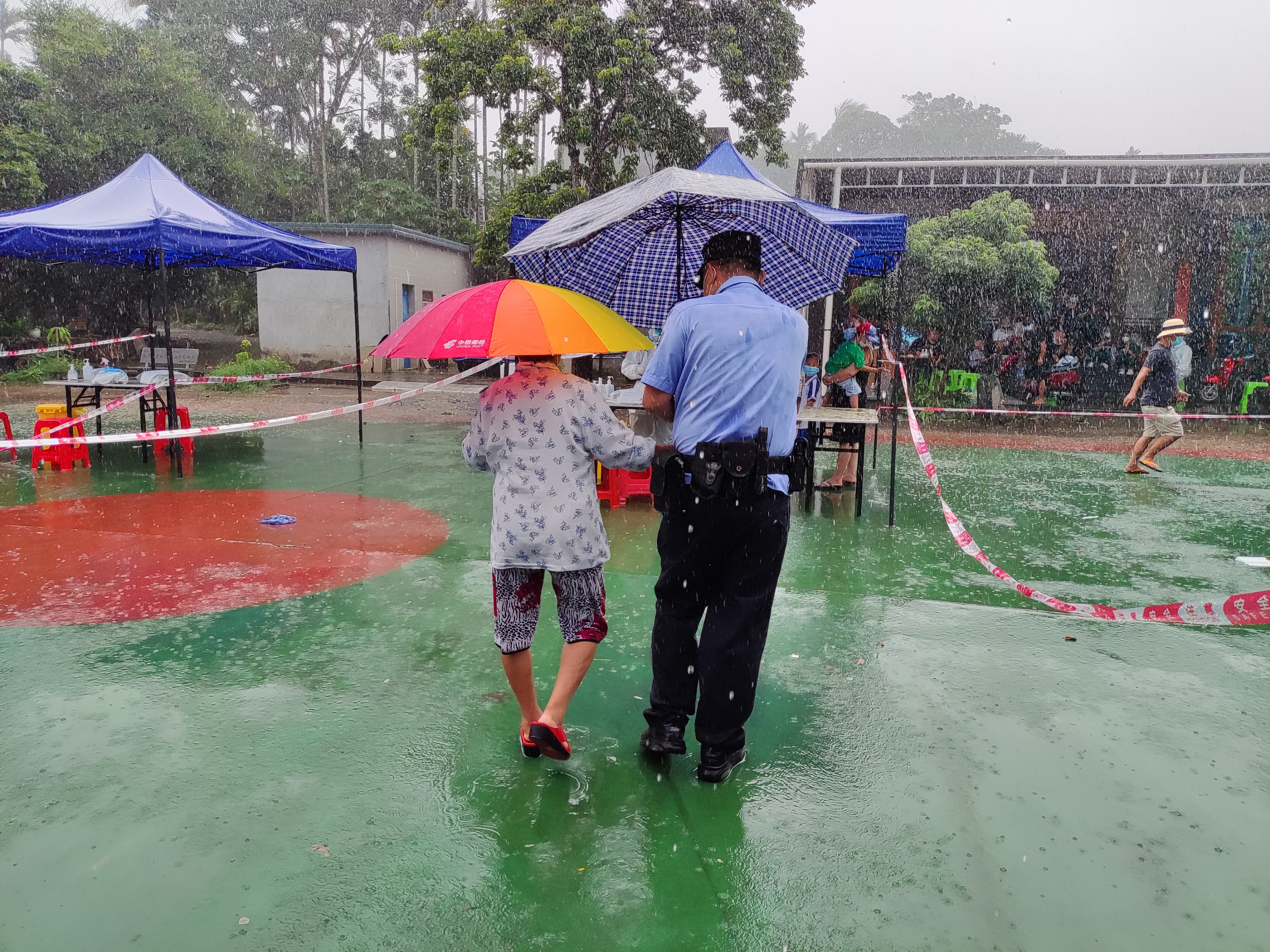 抗疫一线为人民服务,抗疫一线保平安