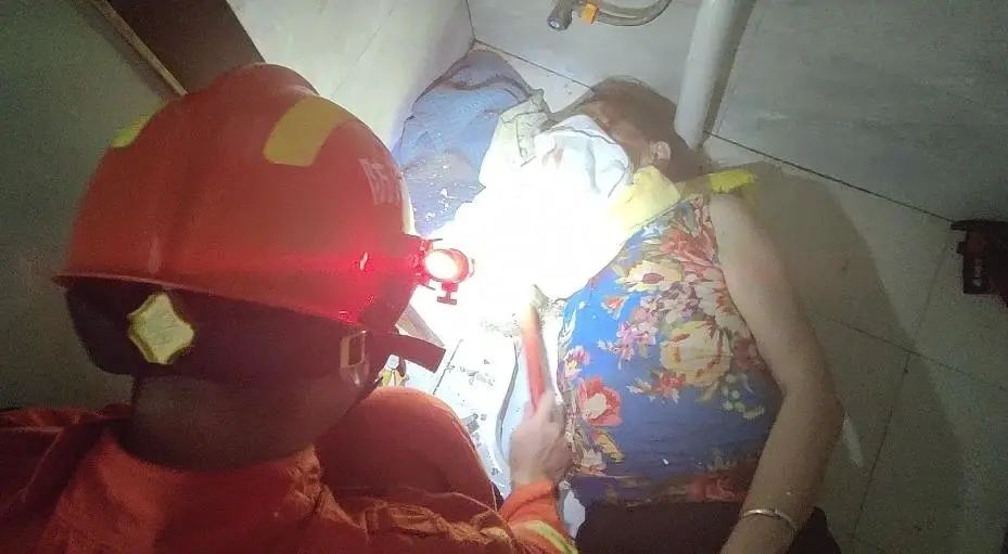 厕所里虫子咬到很痒,野外上厕所被咬