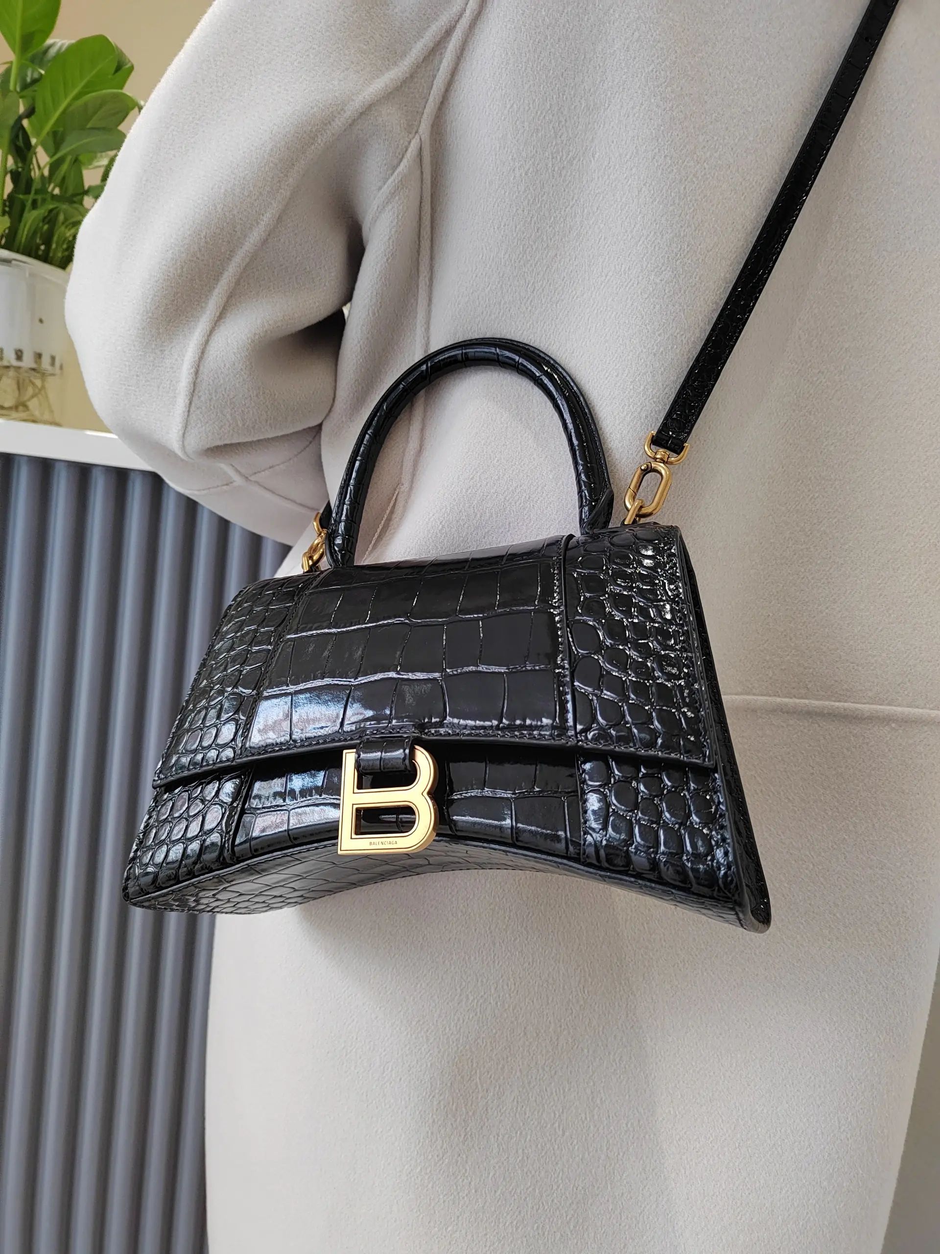 巴黎世家沙漏包鳄鱼纹s号,巴黎世家鳄鱼皮沙漏包包限量版