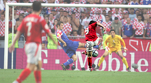 2004年鲁尼吃到红牌,鲁尼曼联十大经典时刻