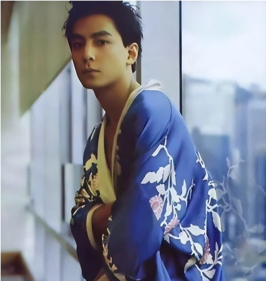 吴彦祖带妻女现身台北街头,吴彦祖携妻子现身