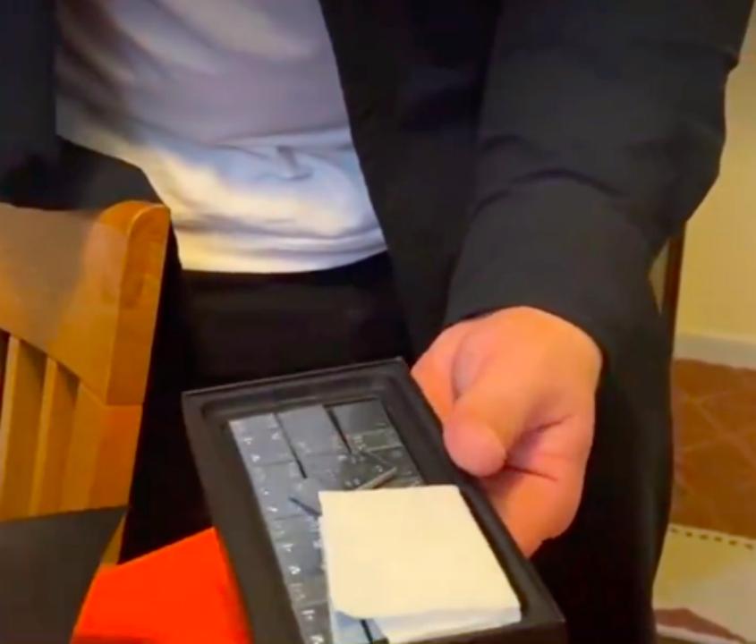 女子购买手机却收到铁块,女子称网购手机收到铁块