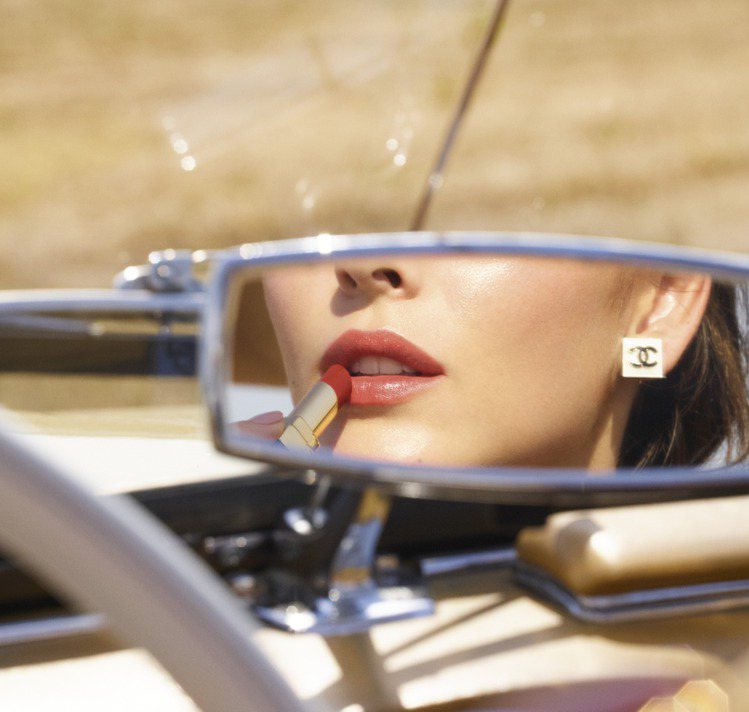 踏上久违的放松旅行吧！香奈儿夏日限量彩妆小容量来啰