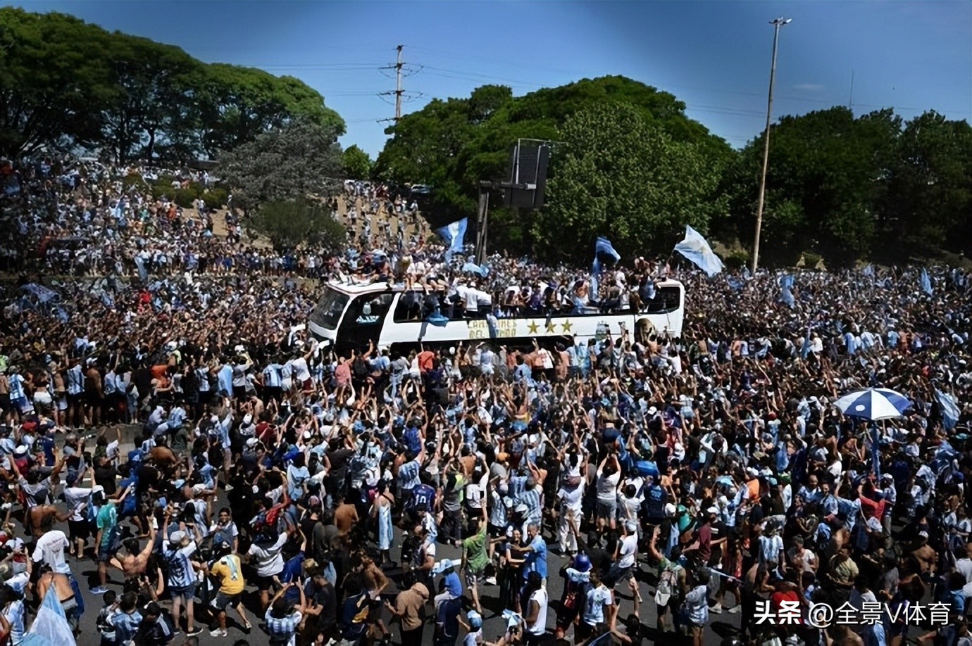 阿根廷首都全民狂欢,阿根廷夺冠庆典上直升机