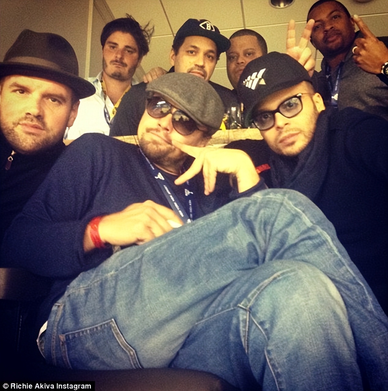 小李子办游艇派对女友庆生,小李子和朋友一起在游艇度假