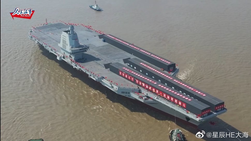 辽宁舰要升级电弹？斜角甲板搭建长条铁皮屋：辽宁舰也要上电弹？