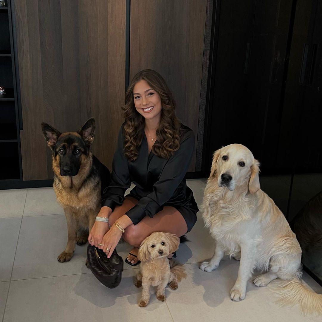 爱狗，爱足球，爱哈弗茨：撞脸乔治娜的内向模特与德国新星的故事