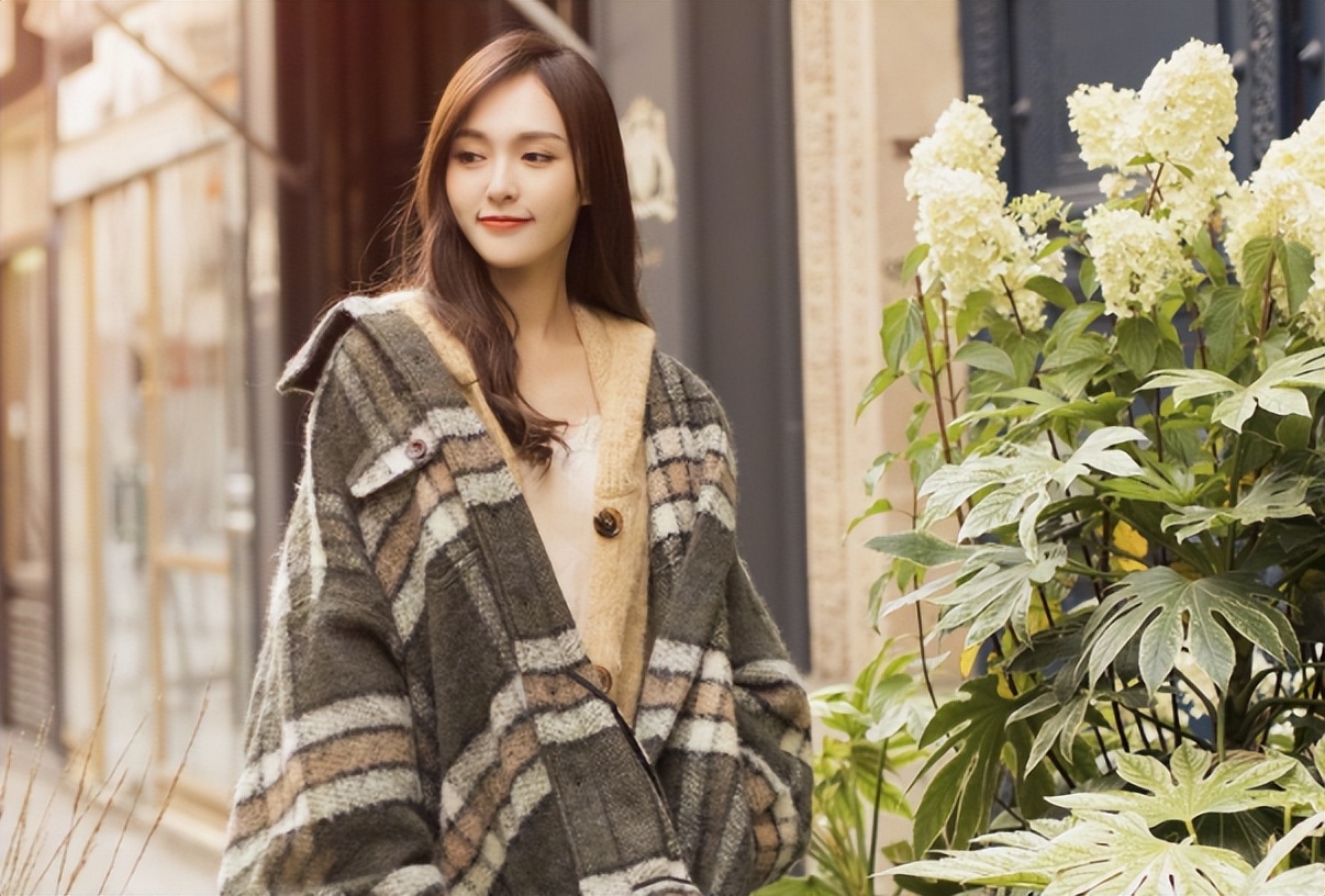 “花钱如流水”唐嫣：一个手机壳价值四万，她为何频穿假货走秀？