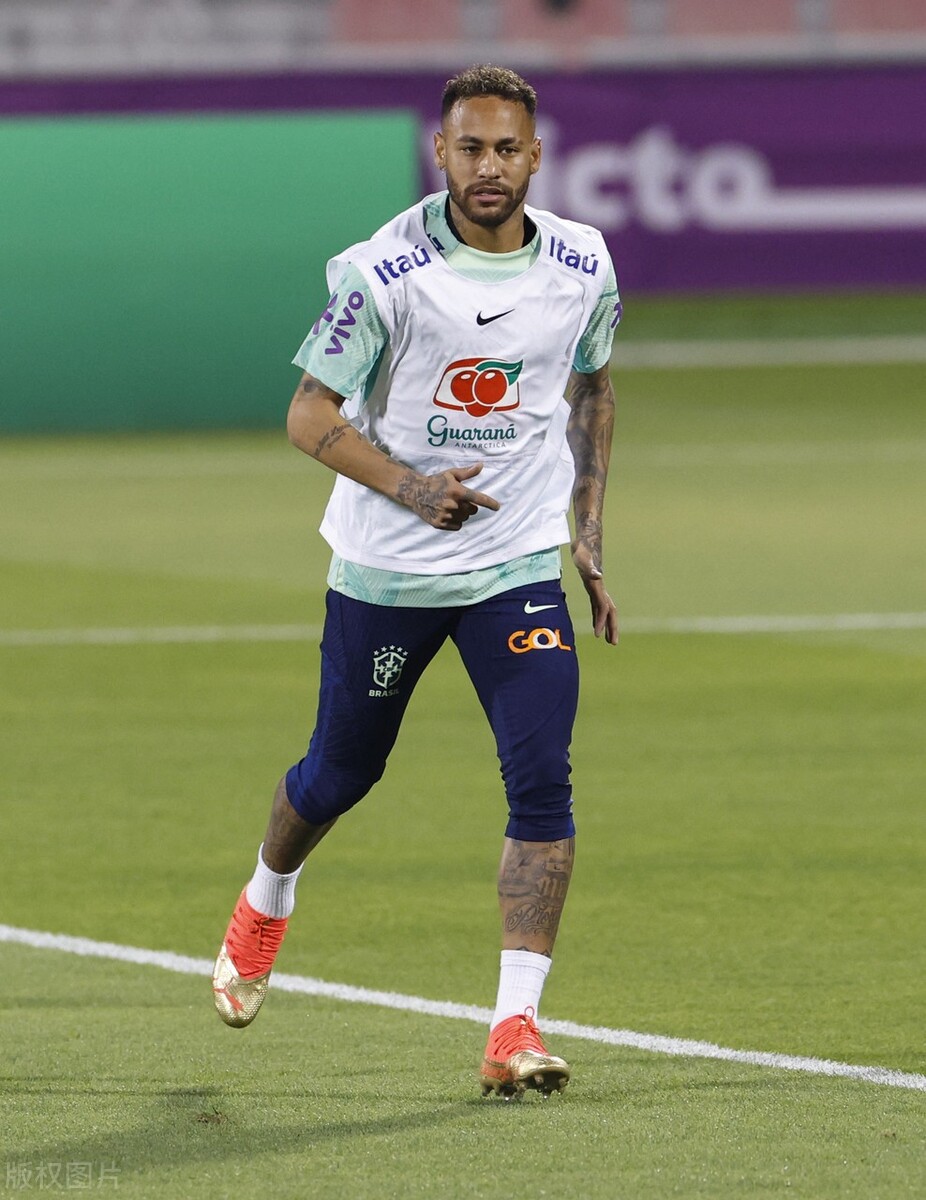 内马尔的成长故事，卡塔尔世界杯，大力神杯到底是梅西还是内马尔