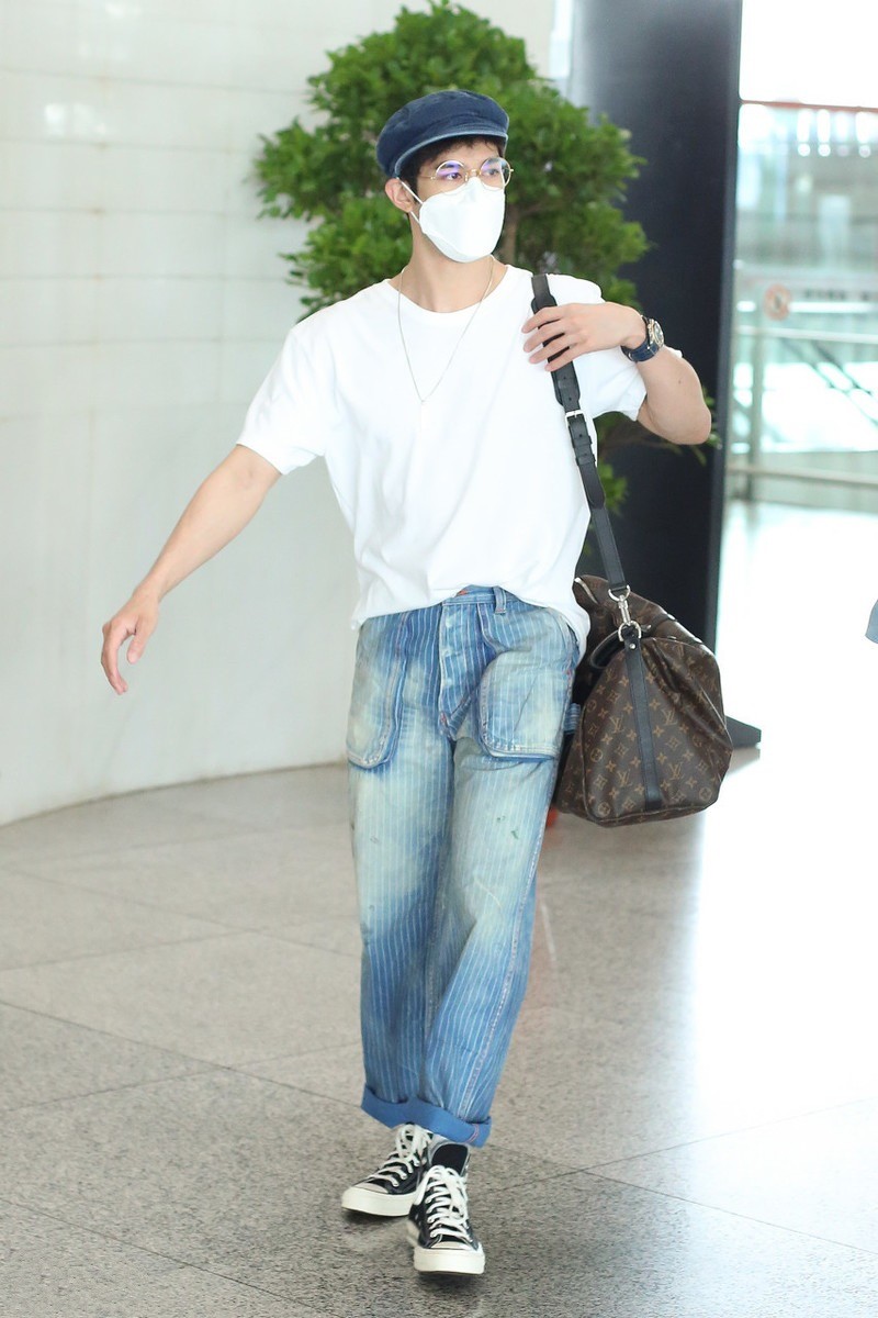 胖mm黑色短袖牛仔裤配绿色帆布鞋,白色牛仔裤搭帆布鞋秋冬穿搭