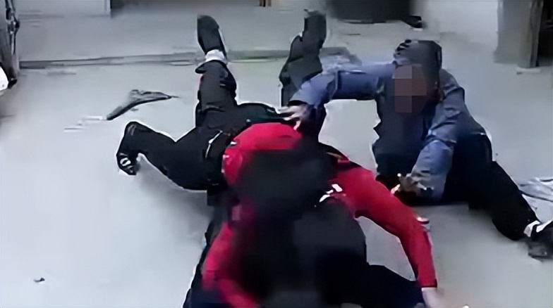 公公没有分寸：哪个妈不是孩子饿了，掀起衣服就给孩子喂奶啊？