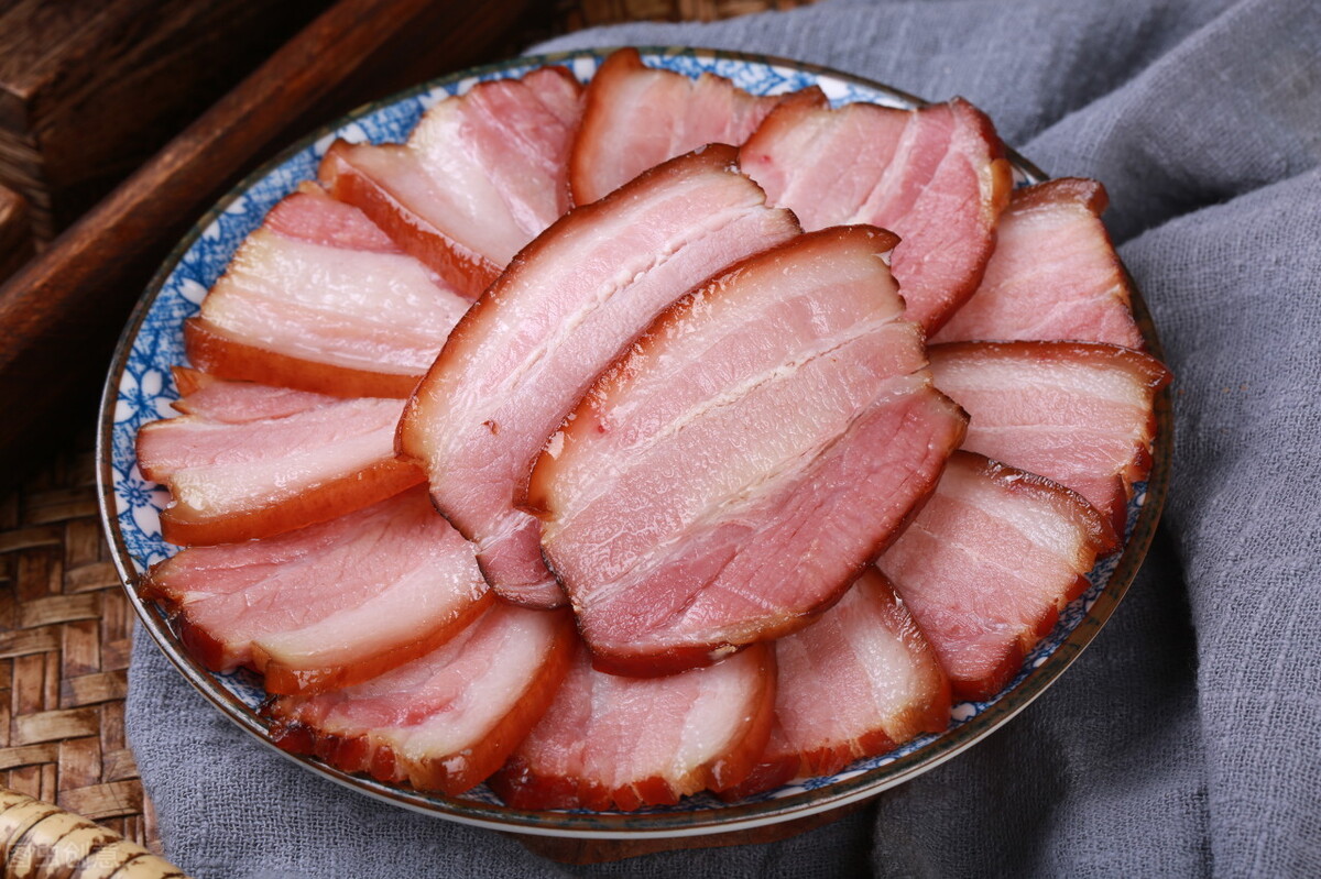 腌腊肉一斤肉放多少盐最合适,腊肉腌制方法10斤肉放多少盐最佳