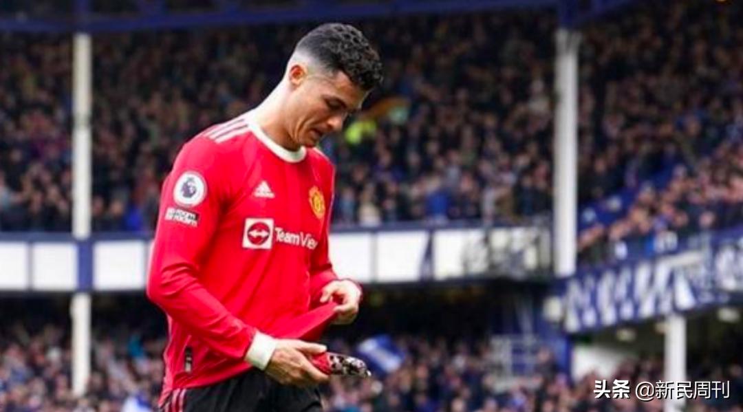 c罗输球后摔小球迷手机引众怒,c罗输球后怒摔球迷手机