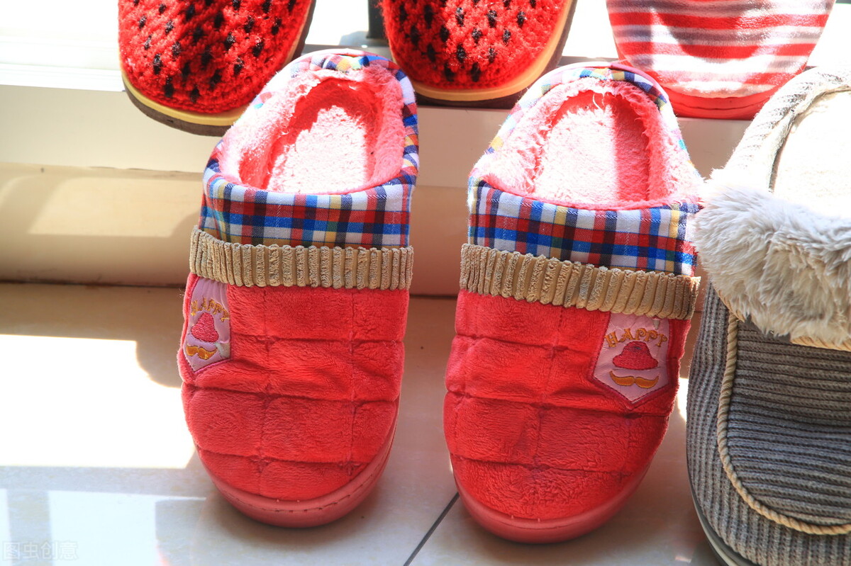 白色鞋子放时间长了发黄处理方法,白色鞋子洗了晒了发黄是什么原因