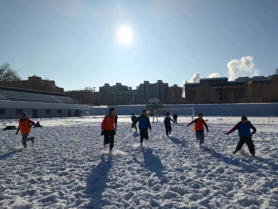 天山南北燃起“冬天里的足球火”