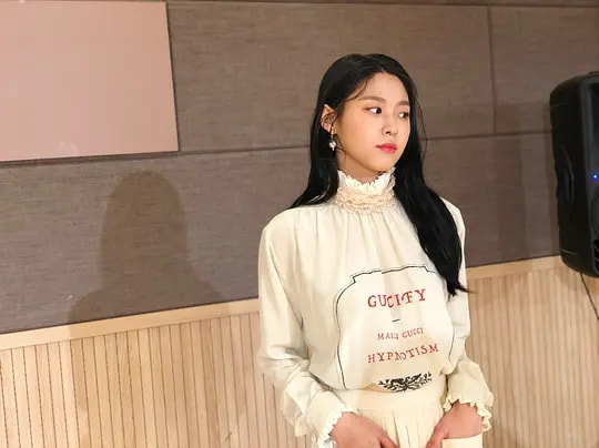 她曾被前辈吐槽长得丑却靠魅力,他曾因肥胖被欺负后逆袭成高富帅